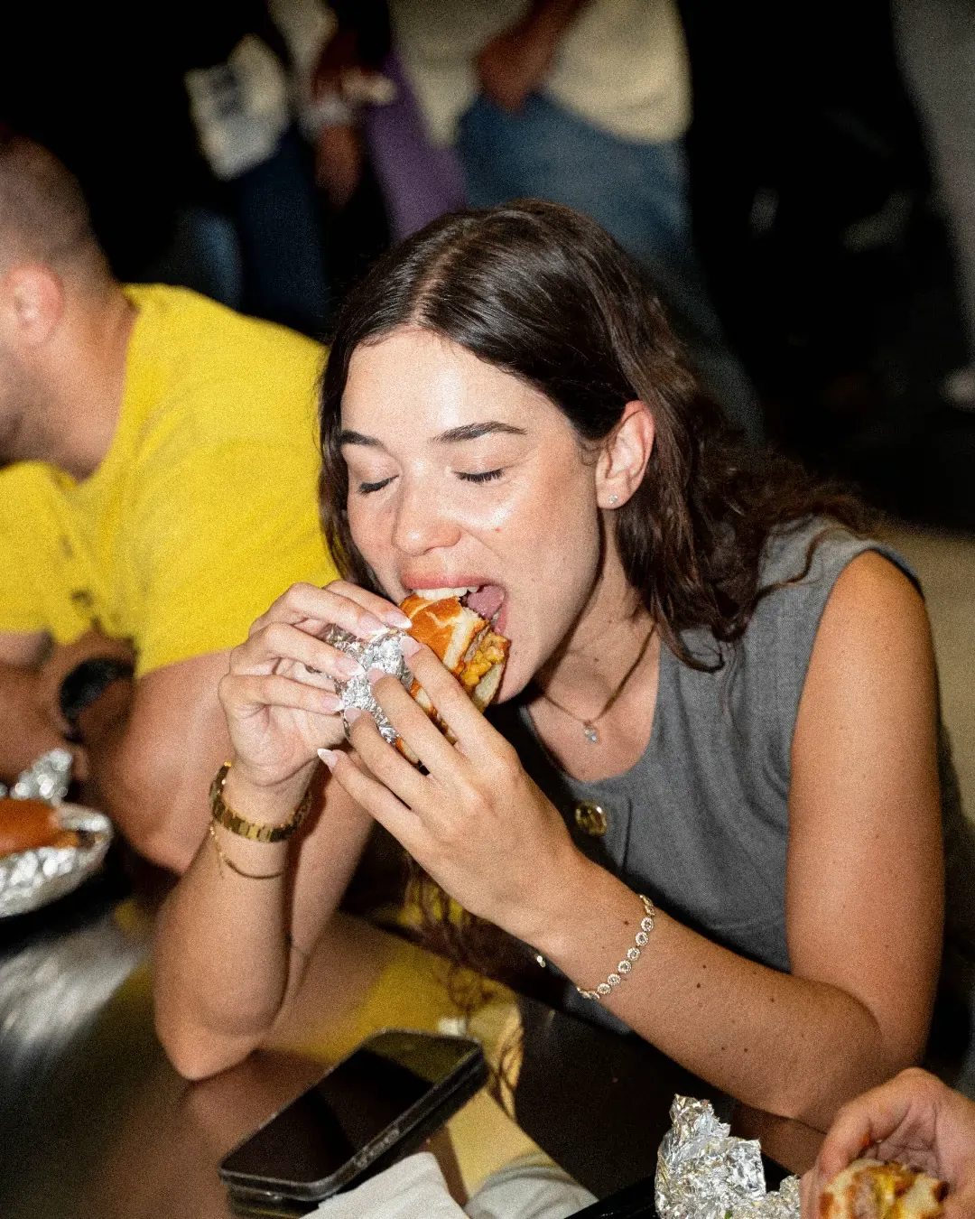 Clienta dando un bocado a una burger en Normal Burger