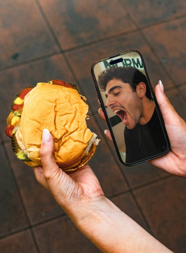 No hace falta estar en la misma mesa para despertar el hambre.

Aunque es bastante mejor si lo estás 😝

#NormalBurgerBar #Hamburguesas #Hamburguesería #Burger
